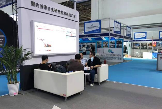 與參會(huì)人員進(jìn)行產(chǎn)品介紹 與參會(huì)人員進(jìn)行產(chǎn)品介紹