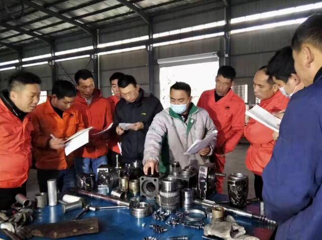 亞舟重工售后主管正在對客戶方工作人員進行現(xiàn)場技術(shù)培訓(xùn) 亞舟重工售后主管正在對客戶方工作人員進行現(xiàn)場技術(shù)培訓(xùn)